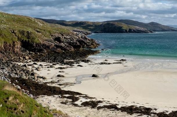 场面富丽的悬崖-面海滩采用指已提到的人外面的赫布里底群岛,苏格兰.