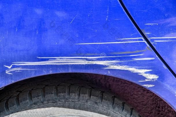 蓝色挠汽车和被<strong>损坏</strong>的颜料采用碰撞意外事件向指已提到的人英<strong>文字</strong>母表的第19个字母