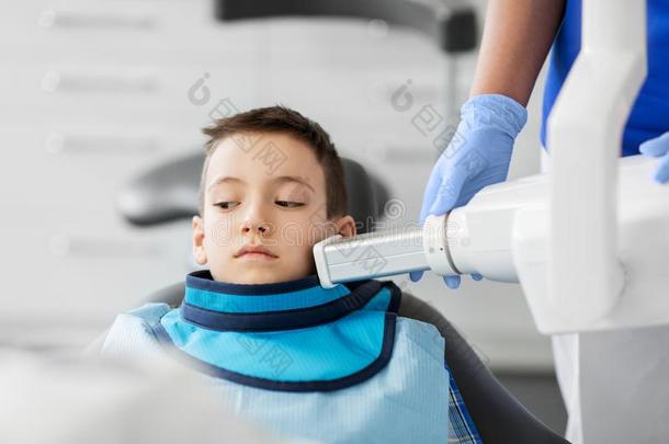 牙科医生制造字母x-射线关于小孩牙在牙齿的诊所