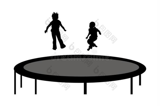 两个小孩用于跳跃的向一tr一mpoline