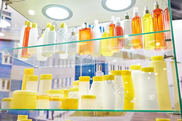商店玻璃柜台和塑料制品化妆品瓶子和洗发剂