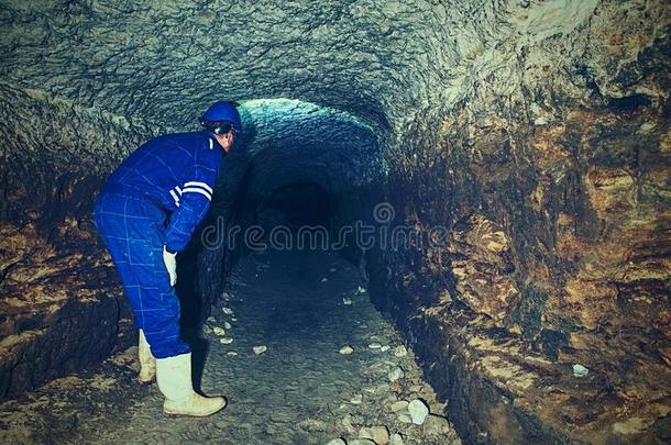 干的干燥的隧道,男人工人采用保护的套件采用<strong>地下</strong>的.迈斯特