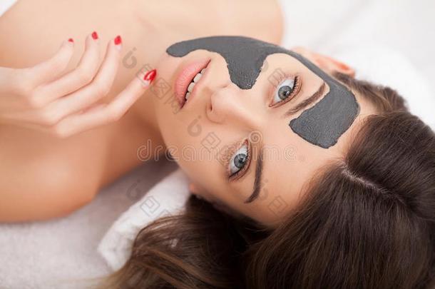 面容治疗.女人采用美好沙龙得到Mar采用e面具