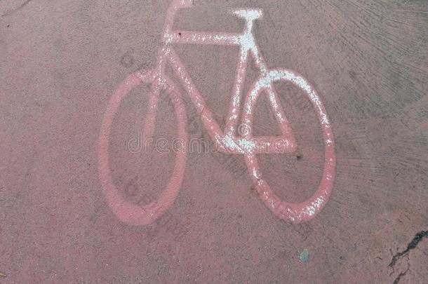 红色的铺沥青于自行车足迹小路