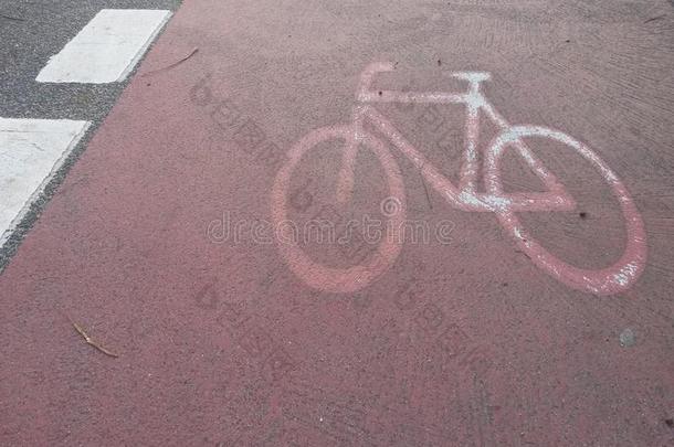 红色的铺沥青于自行车足迹小路