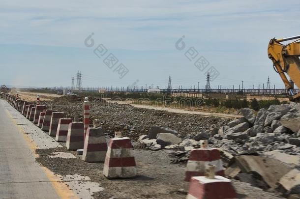 新的路建筑物和铺沥青于机器