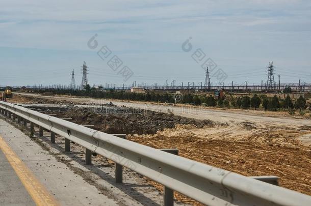 新的路建筑物和铺沥青于机器