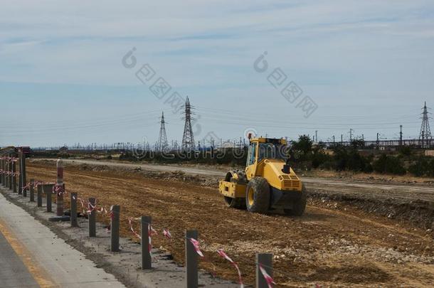 新的路建筑物和铺沥青于机器