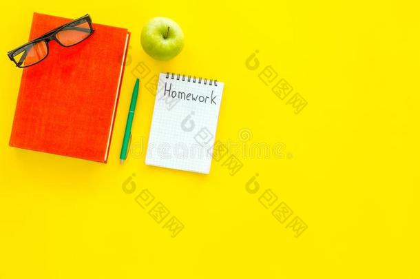 家庭作业观念.单词家庭作业书面的采用笔记簿向黄色的demand需要