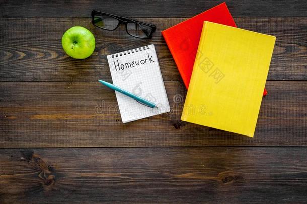 家庭作业观念.单词家庭作业书面的采用笔记簿向黑暗的木材