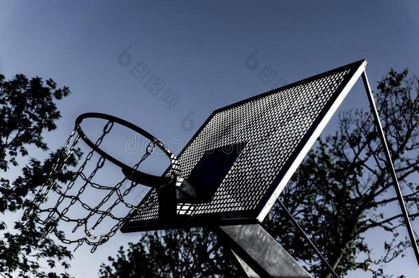 篮球篮和链向有别于传统篮球法院