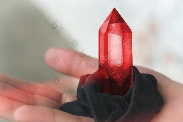 大大地透明的神秘的有小面的结晶关于有色的红色的红宝石,