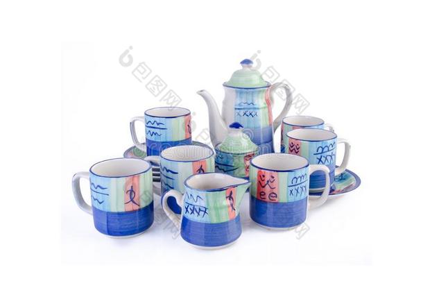茶水罐放置,瓷茶水罐和杯子向背景