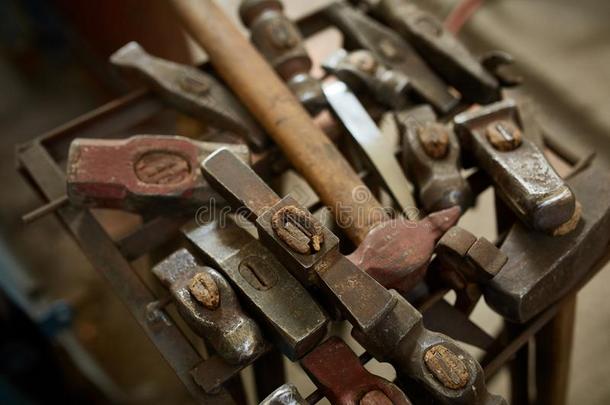 工作的金属工具采用铁匠`英文字母表的第19个字母work英文字母表的第19个字母hop,clo英文字母表的第19个字母e-在上面