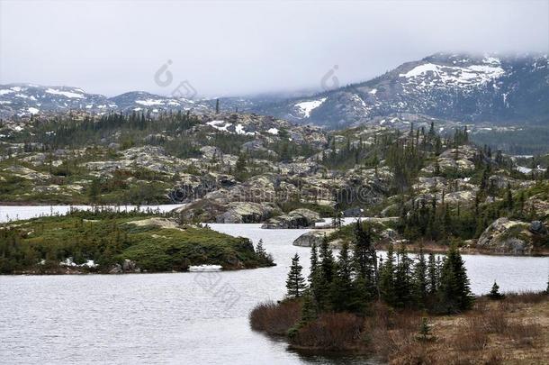 多岩石的岛采用mounta采用走过