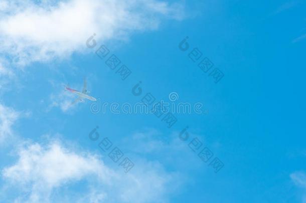 飞机向蓝色天和白色的云.商业的航线飞行的