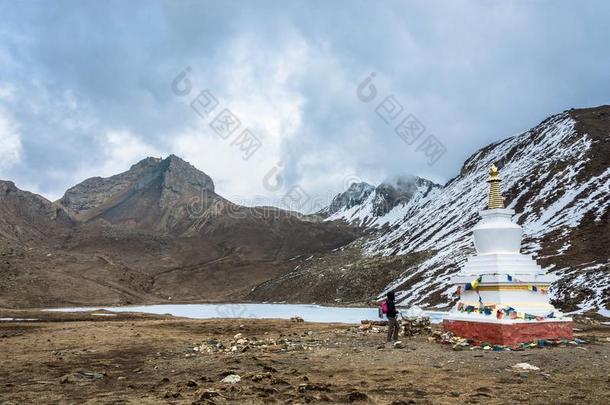 旅行者在指已提到的人石头佛塔向指已提到的人岸关于指已提到的人冰湖,尼泊尔.
