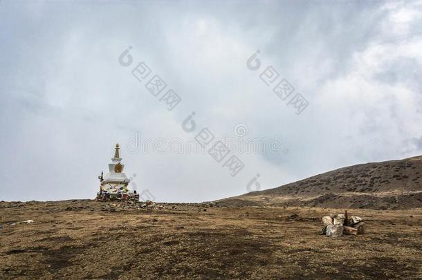 一大大地石头<strong>佛塔</strong>向指已提到的人<strong>背景</strong>关于指已提到的人多云的天,尼泊尔.