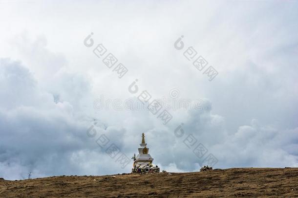 一大大地石头<strong>佛塔</strong>向指已提到的人<strong>背景</strong>关于指已提到的人多云的天,尼泊尔.