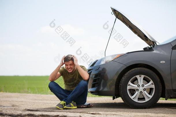 影像关于年幼的男人一次紧接在后的向破碎的汽车和敞开的兜帽