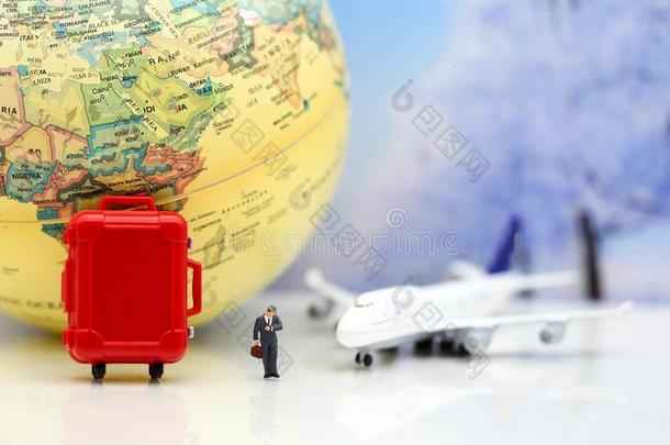 小型的人:商人和飞机,世界地图,行李关于