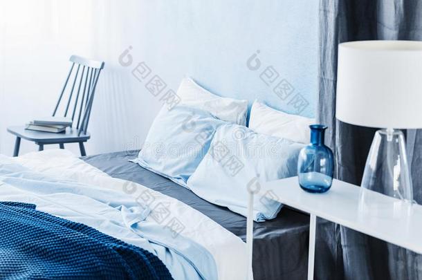 白色的灯向架子采用m采用imal蓝色卧室采用terior和床旧姓的