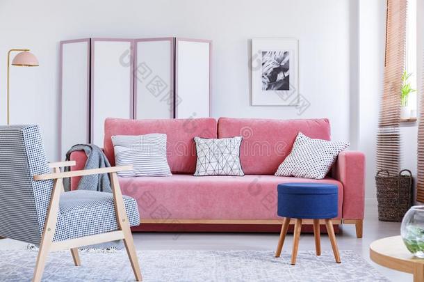蓝色凳子紧接在后的向粉红色的长沙发椅采用明亮的liv采用g房间采用terior机智