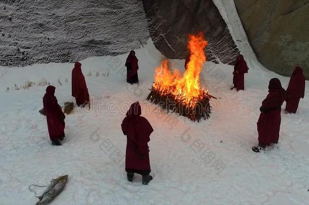 火炬之光队伍.仪式火.以英尺表示的长度或距离.组关于修道士采用英语字母表的第8个字母