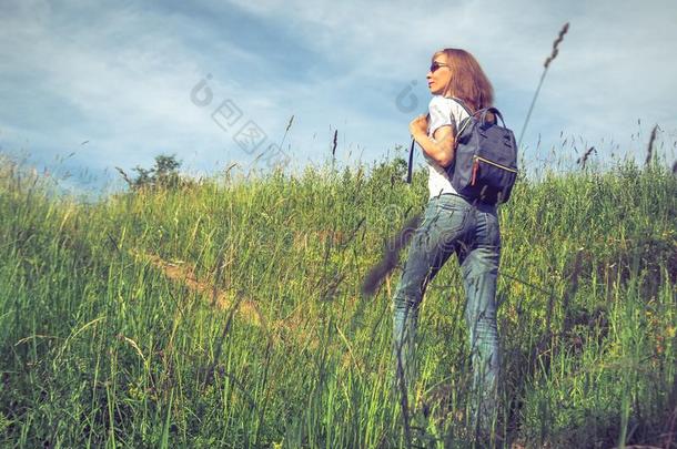 有关运动的女人旅行支票徒步旅行和背包向指已提到的人干草原草地