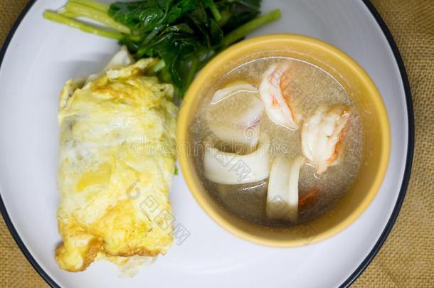 宽的稻面条有包装的在旁边鸡蛋serve的过去式和海产食品采用肉汁