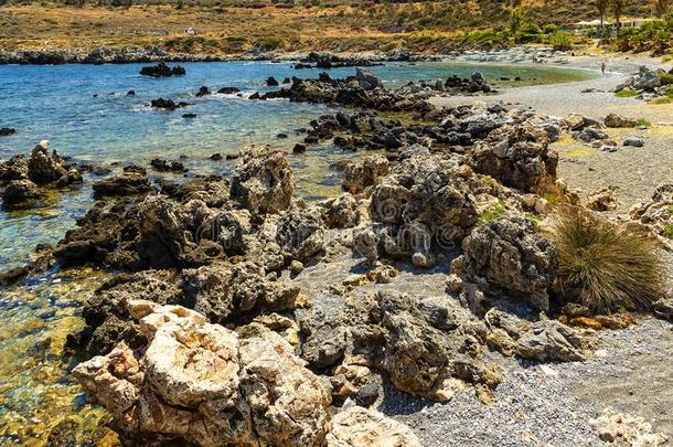 克利特岛,<strong>希腊</strong>.多<strong>岩石</strong>的和多石头的海岸.梦想看法关于波,<strong>岩石</strong>