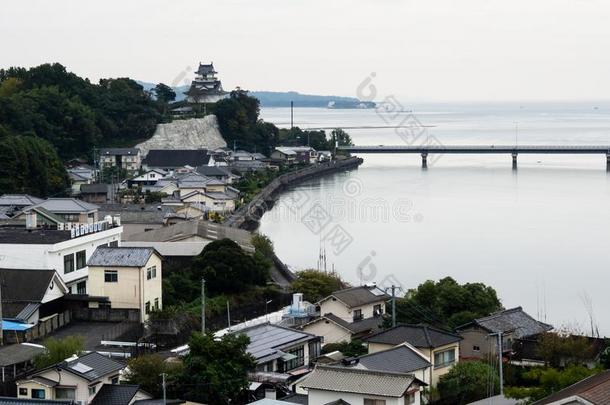 传统的日本人城堡采用基茨基。