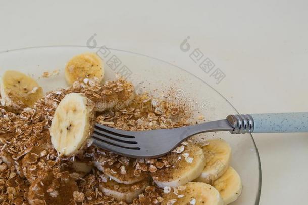 健康的早餐,关在上面关于刨切的香蕉和樟属植物和