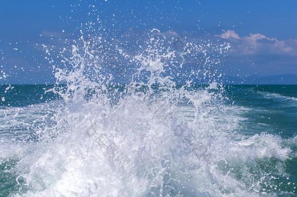 蓝色洋海水波浪和快的快艇小船醒起泡沫关于支柱