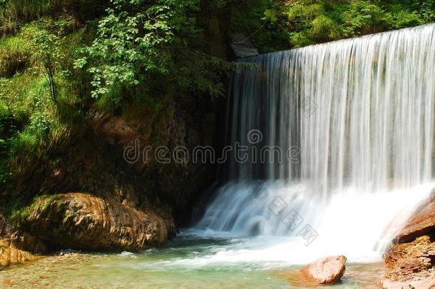 瀑布采用普利特维国家的公园采用克罗地亚