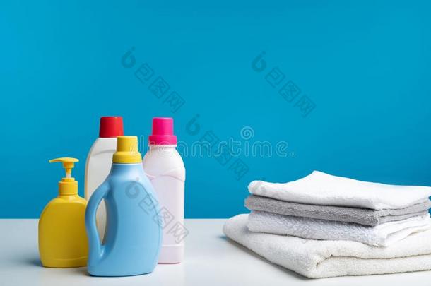 范围关于各种各样的洗涤液体起立在近处干净的洗衣店