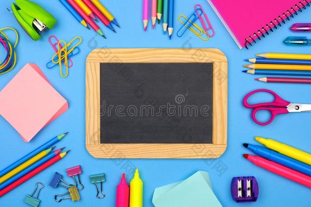 空白的黑板和学校日用品框架越过一蓝色b一ckgrou