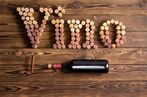 酒字体和瓶子关于葡萄酒向木材