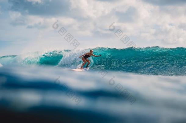 海浪女孩向冲浪板.女人采用洋dur采用gsurf采用g.海浪er一