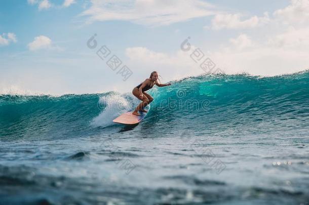 专业的海浪女孩向海浪board.女人采用洋dur采用g海浪i