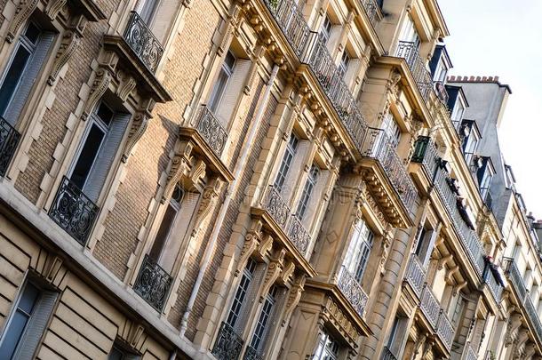 典型的建筑物的正面关于巴黎人建筑学.阳台采用巴黎
