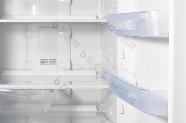 空的敞开的电冰箱和架子,白色的冰箱背景.