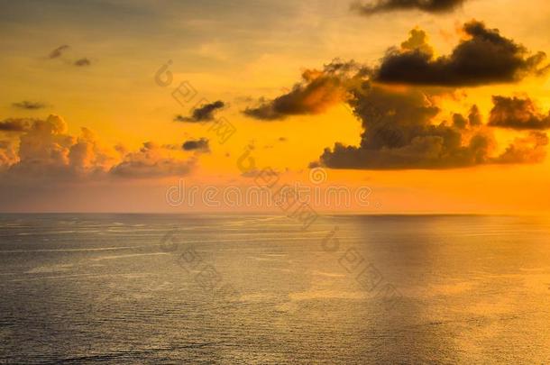 戏剧的日落在海和多云的天园林景观照片背景
