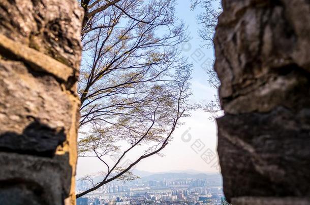 首尔南方朝鲜,城市风光照片背景在之间岩石和一特尔