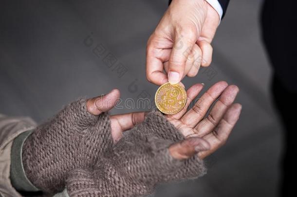 商业男人给予他的金点对点基于网络的匿名数字货币向无家可归的男人