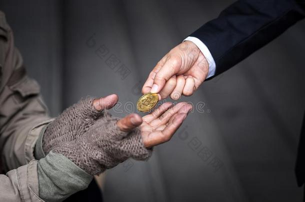 商业男人给予他的金点对点基于网络的匿名数字货币向无家可归的男人