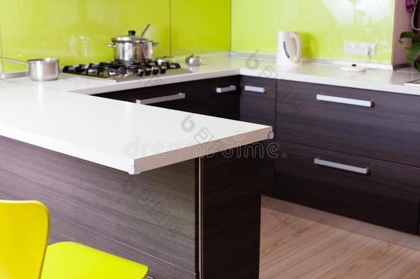 设计的木制的厨房和黄色的椅子