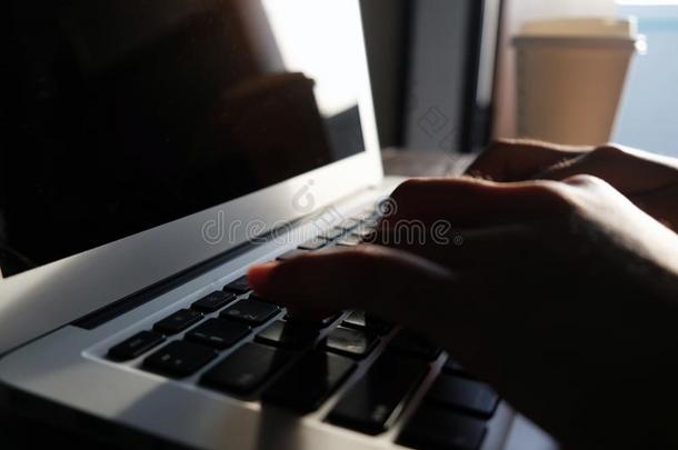 手关于女人打字向便携式电脑键盘.精心选择的集中