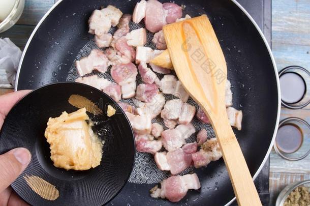 厨师放手掌食糖为烹饪术