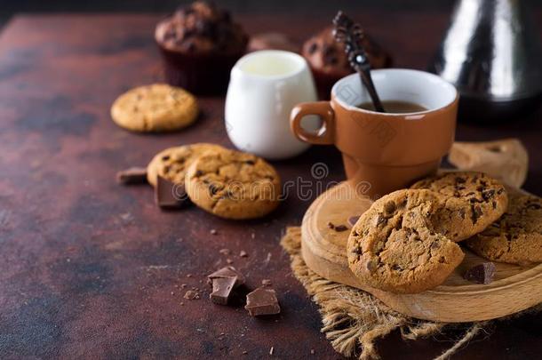 双的巧克力甜饼干和炸马铃薯条向一碗一nd咖啡豆采用杯子